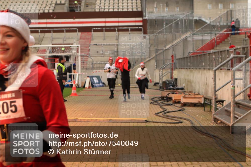 08.12.2024 - St. Pauli X-Mass-Run No. 14 Kathrin Stürmer Photography http://msf.ph/oto/7540049 08.12.2024 10:42:23 Ziel  meine-sportfotos.de