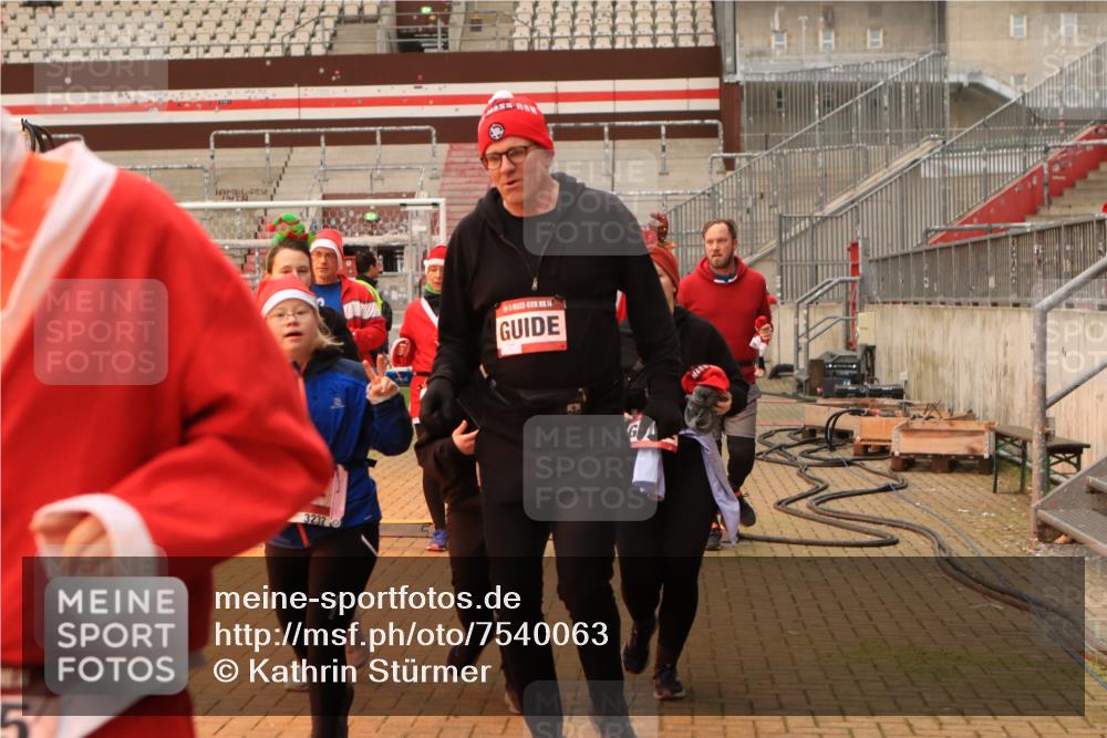 08.12.2024 - St. Pauli X-Mass-Run No. 14 Kathrin Stürmer Photography http://msf.ph/oto/7540063 08.12.2024 10:42:49 Ziel  meine-sportfotos.de
