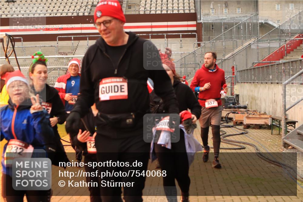 08.12.2024 - St. Pauli X-Mass-Run No. 14 Kathrin Stürmer Photography http://msf.ph/oto/7540068 08.12.2024 10:42:50 Ziel  meine-sportfotos.de