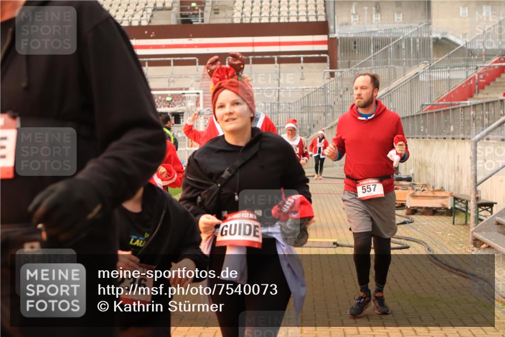 08.12.2024 - St. Pauli X-Mass-Run No. 14 Kathrin Stürmer Photography http://msf.ph/oto/7540073 08.12.2024 10:42:51 Ziel  meine-sportfotos.de