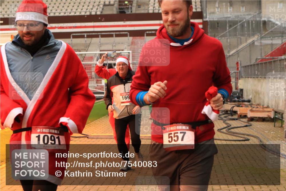 08.12.2024 - St. Pauli X-Mass-Run No. 14 Kathrin Stürmer Photography http://msf.ph/oto/7540083 08.12.2024 10:42:53 Ziel  meine-sportfotos.de