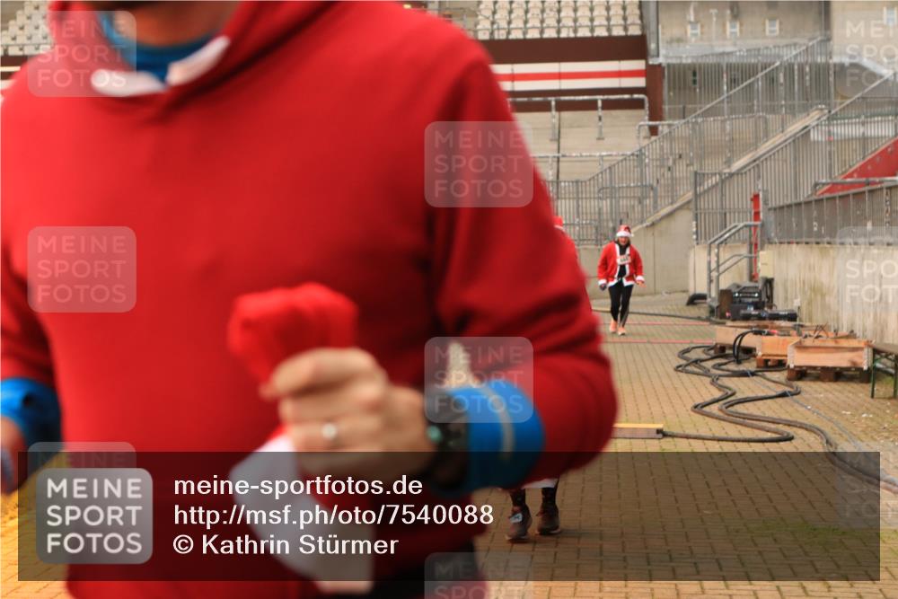 08.12.2024 - St. Pauli X-Mass-Run No. 14 Kathrin Stürmer Photography http://msf.ph/oto/7540088 08.12.2024 10:42:54 Ziel  meine-sportfotos.de