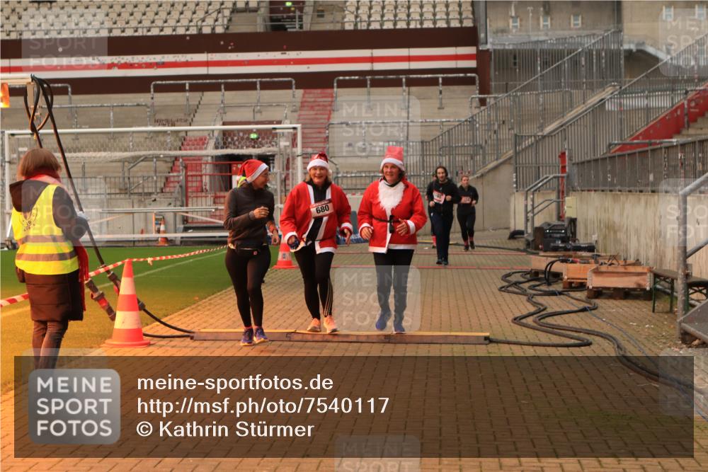 08.12.2024 - St. Pauli X-Mass-Run No. 14 Kathrin Stürmer Photography http://msf.ph/oto/7540117 08.12.2024 10:43:01 Ziel  meine-sportfotos.de