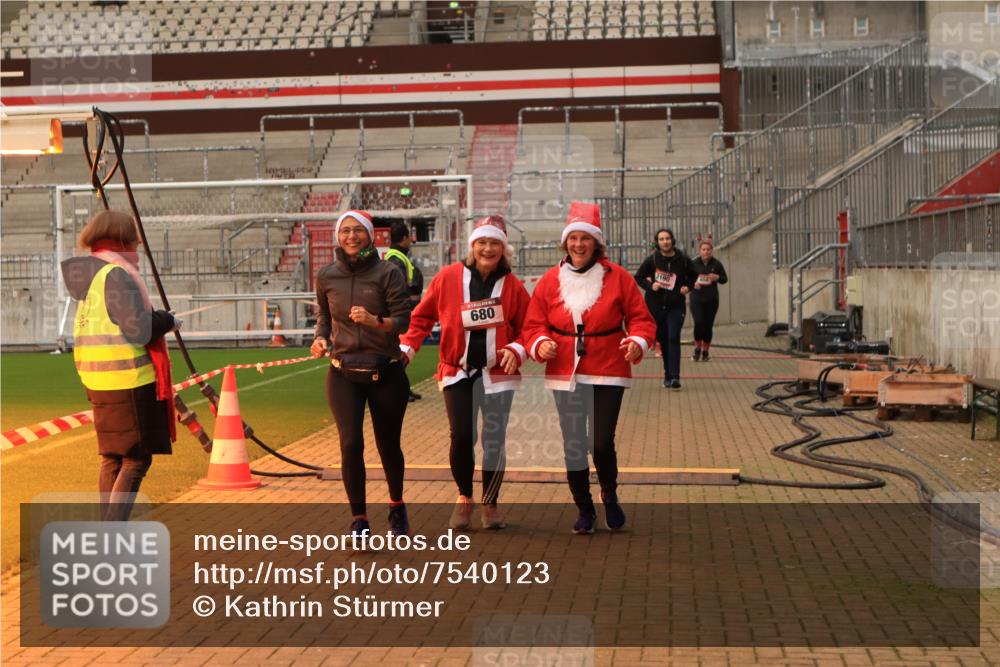 08.12.2024 - St. Pauli X-Mass-Run No. 14 Kathrin Stürmer Photography http://msf.ph/oto/7540123 08.12.2024 10:43:02 Ziel  meine-sportfotos.de