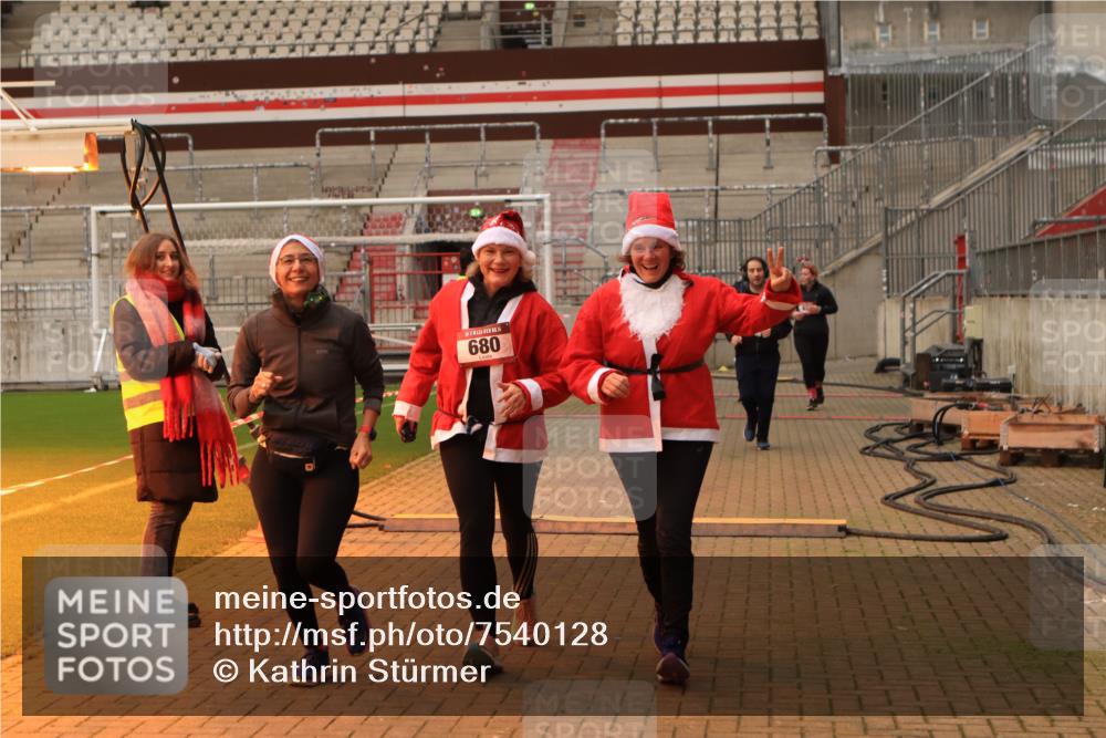 08.12.2024 - St. Pauli X-Mass-Run No. 14 Kathrin Stürmer Photography http://msf.ph/oto/7540128 08.12.2024 10:43:03 Ziel  meine-sportfotos.de