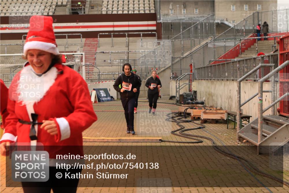 08.12.2024 - St. Pauli X-Mass-Run No. 14 Kathrin Stürmer Photography http://msf.ph/oto/7540138 08.12.2024 10:43:05 Ziel  meine-sportfotos.de