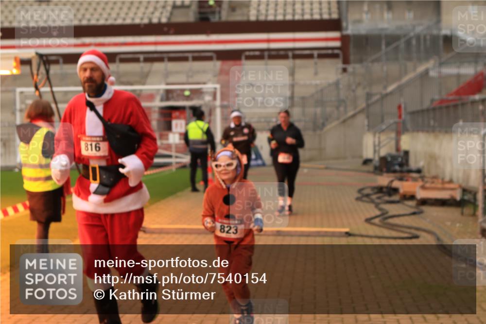 08.12.2024 - St. Pauli X-Mass-Run No. 14 Kathrin Stürmer Photography http://msf.ph/oto/7540154 08.12.2024 10:43:15 Ziel  meine-sportfotos.de