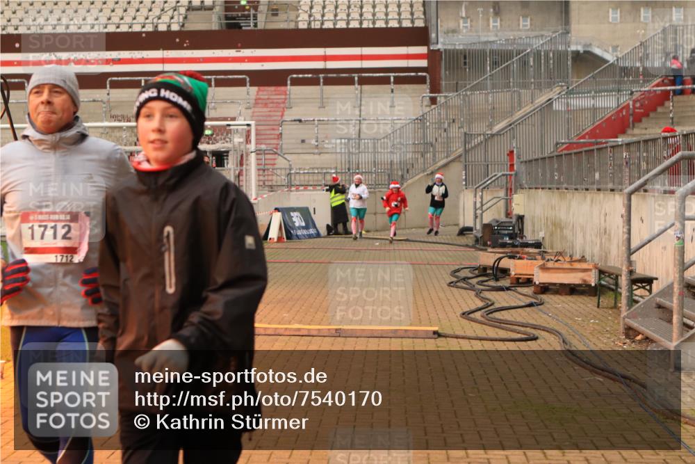 08.12.2024 - St. Pauli X-Mass-Run No. 14 Kathrin Stürmer Photography http://msf.ph/oto/7540170 08.12.2024 10:43:56 Ziel  meine-sportfotos.de