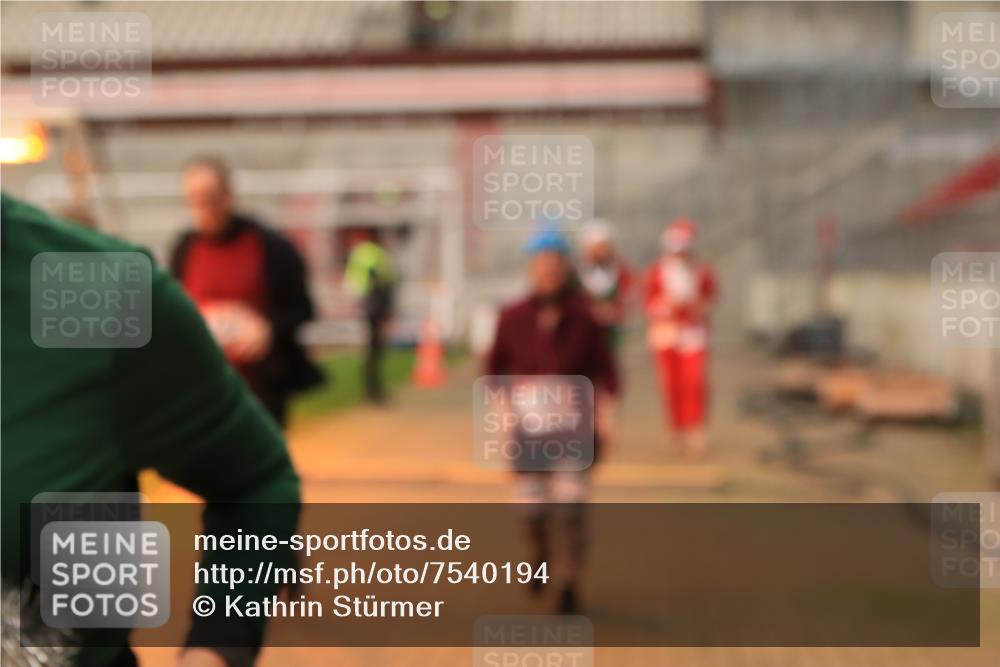 08.12.2024 - St. Pauli X-Mass-Run No. 14 Kathrin Stürmer Photography http://msf.ph/oto/7540194 08.12.2024 10:44:27 Ziel  meine-sportfotos.de