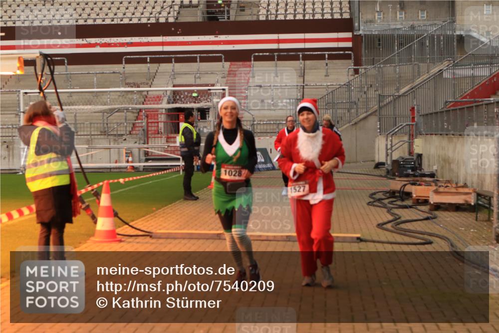 08.12.2024 - St. Pauli X-Mass-Run No. 14 Kathrin Stürmer Photography http://msf.ph/oto/7540209 08.12.2024 10:44:30 Ziel  meine-sportfotos.de