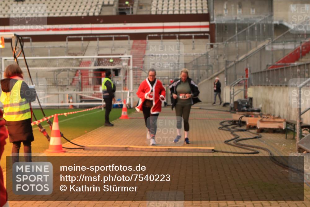 08.12.2024 - St. Pauli X-Mass-Run No. 14 Kathrin Stürmer Photography http://msf.ph/oto/7540223 08.12.2024 10:44:33 Ziel  meine-sportfotos.de
