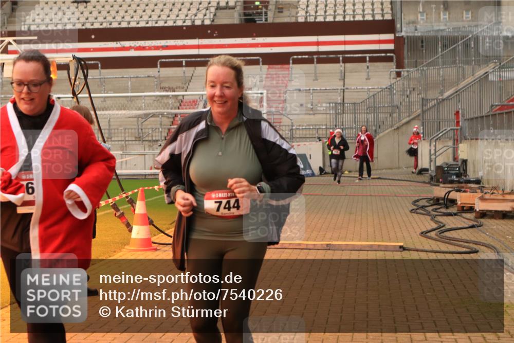 08.12.2024 - St. Pauli X-Mass-Run No. 14 Kathrin Stürmer Photography http://msf.ph/oto/7540226 08.12.2024 10:44:37 Ziel  meine-sportfotos.de