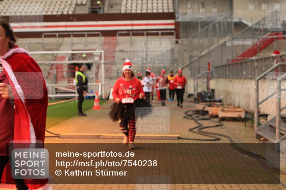 08.12.2024 - St. Pauli X-Mass-Run No. 14 Kathrin Stürmer Photography http://msf.ph/oto/7540238 08.12.2024 10:44:49 Ziel  meine-sportfotos.de