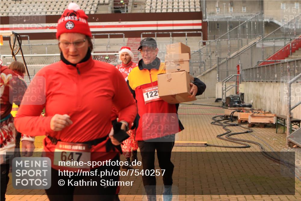 08.12.2024 - St. Pauli X-Mass-Run No. 14 Kathrin Stürmer Photography http://msf.ph/oto/7540257 08.12.2024 10:45:00 Ziel  meine-sportfotos.de
