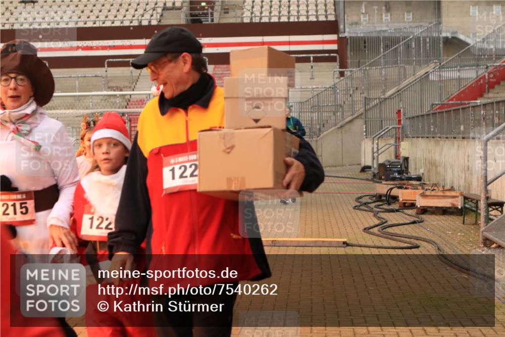 08.12.2024 - St. Pauli X-Mass-Run No. 14 Kathrin Stürmer Photography http://msf.ph/oto/7540262 08.12.2024 10:45:01 Ziel  meine-sportfotos.de