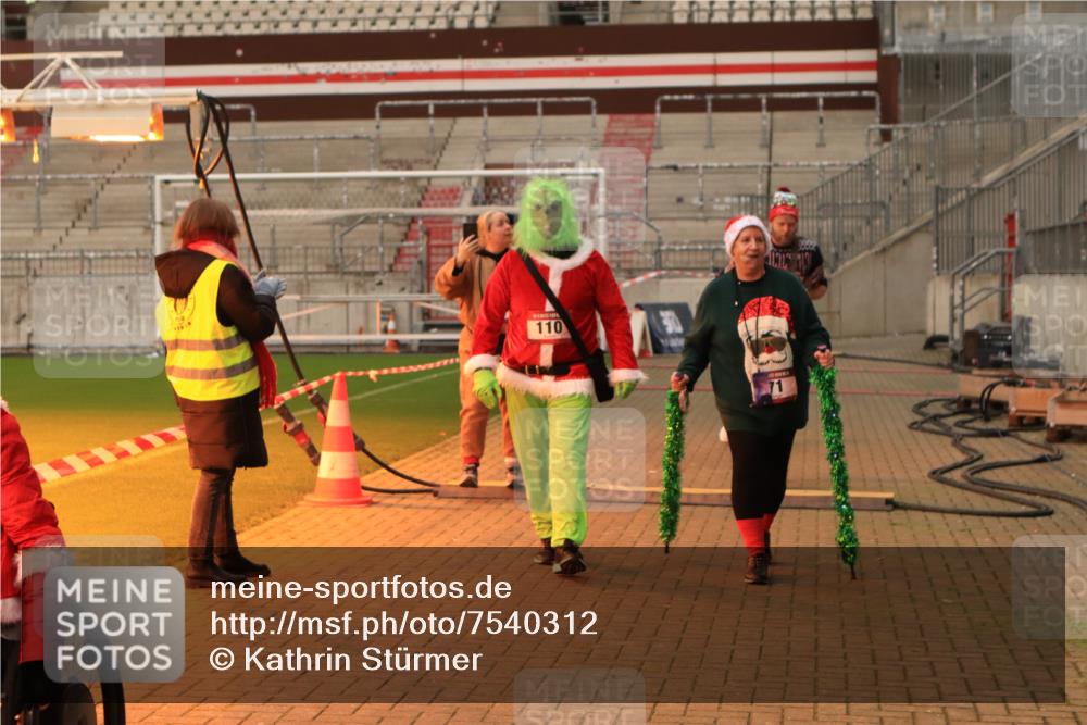 08.12.2024 - St. Pauli X-Mass-Run No. 14 Kathrin Stürmer Photography http://msf.ph/oto/7540312 08.12.2024 10:46:35 Ziel  meine-sportfotos.de