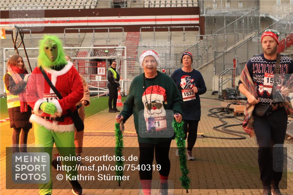 08.12.2024 - St. Pauli X-Mass-Run No. 14 Kathrin Stürmer Photography http://msf.ph/oto/7540319 08.12.2024 10:46:39 Ziel  meine-sportfotos.de