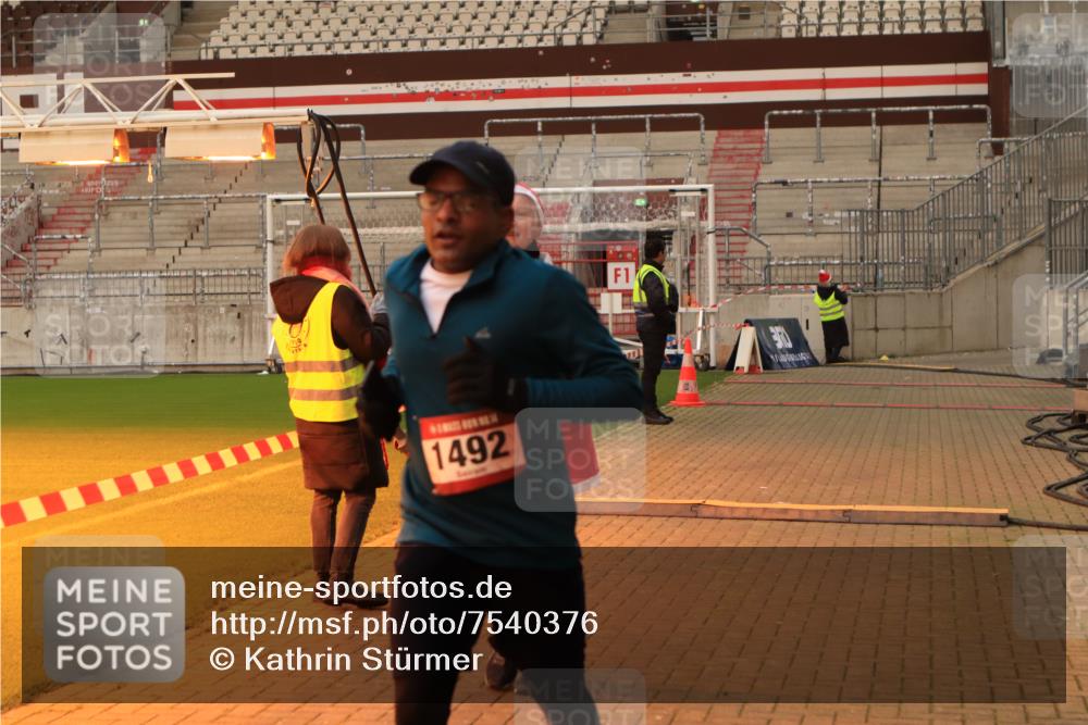 08.12.2024 - St. Pauli X-Mass-Run No. 14 Kathrin Stürmer Photography http://msf.ph/oto/7540376 08.12.2024 10:53:18 Ziel  meine-sportfotos.de