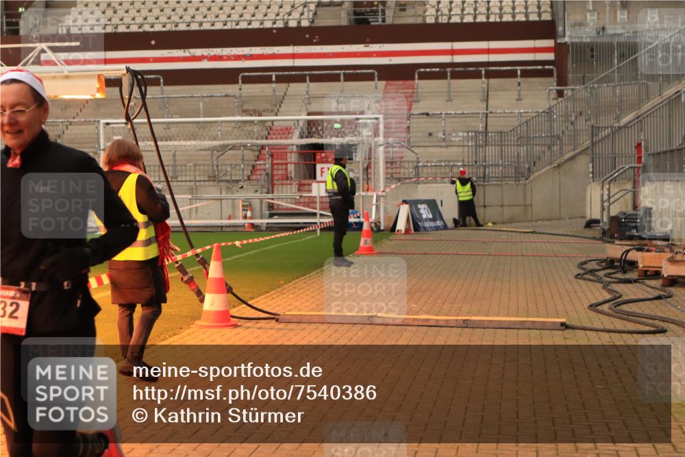 08.12.2024 - St. Pauli X-Mass-Run No. 14 Kathrin Stürmer Photography http://msf.ph/oto/7540386 08.12.2024 10:54:08 Ziel  meine-sportfotos.de