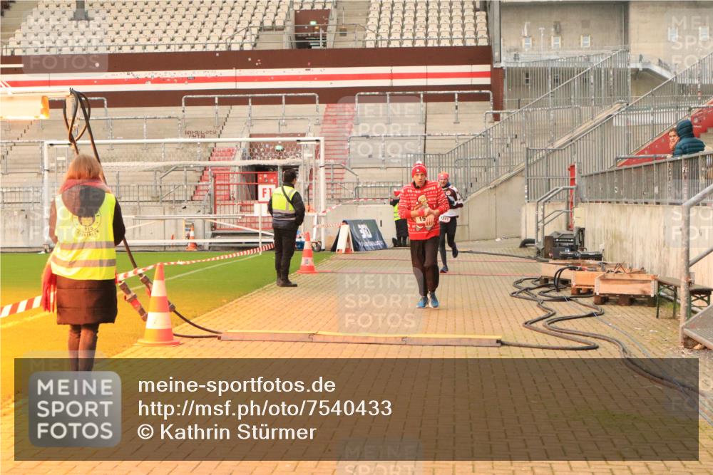 08.12.2024 - St. Pauli X-Mass-Run No. 14 Kathrin Stürmer Photography http://msf.ph/oto/7540433 08.12.2024 10:56:34 Ziel  meine-sportfotos.de