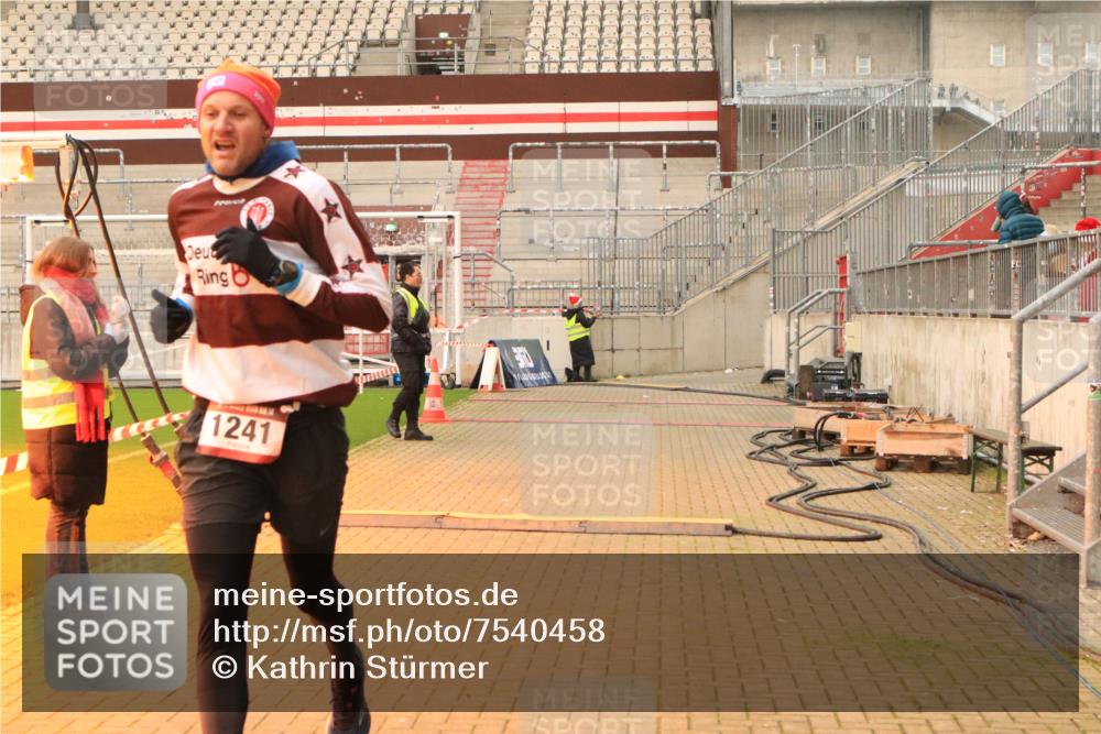 08.12.2024 - St. Pauli X-Mass-Run No. 14 Kathrin Stürmer Photography http://msf.ph/oto/7540458 08.12.2024 10:56:39 Ziel  meine-sportfotos.de