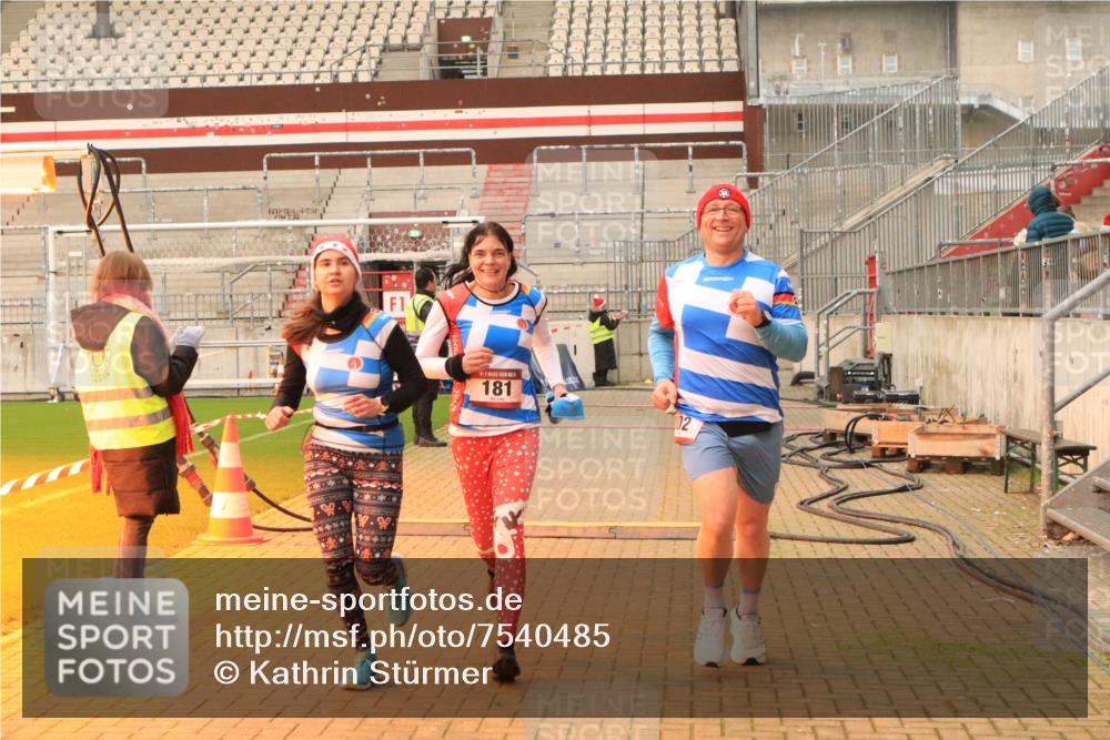 08.12.2024 - St. Pauli X-Mass-Run No. 14 Kathrin Stürmer Photography http://msf.ph/oto/7540485 08.12.2024 10:57:22 Ziel  meine-sportfotos.de