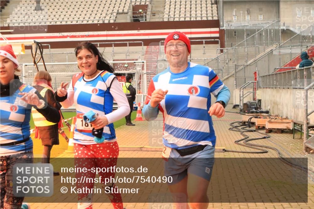 08.12.2024 - St. Pauli X-Mass-Run No. 14 Kathrin Stürmer Photography http://msf.ph/oto/7540490 08.12.2024 10:57:23 Ziel  meine-sportfotos.de