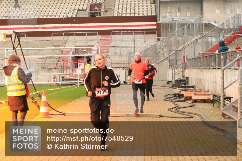 08.12.2024 - St. Pauli X-Mass-Run No. 14 Kathrin Stürmer Photography http://msf.ph/oto/7540529 08.12.2024 10:58:00 Ziel  meine-sportfotos.de