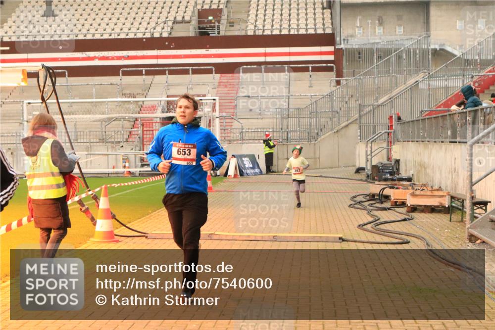 08.12.2024 - St. Pauli X-Mass-Run No. 14 Kathrin Stürmer Photography http://msf.ph/oto/7540600 08.12.2024 10:58:26 Ziel  meine-sportfotos.de