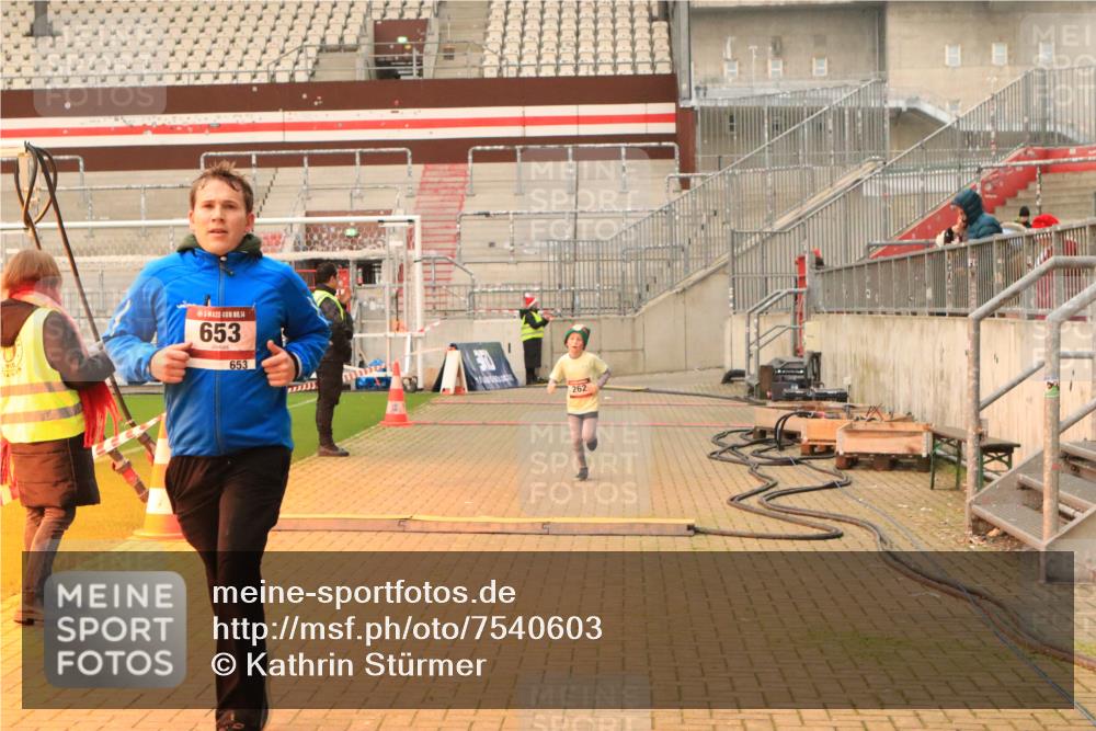 08.12.2024 - St. Pauli X-Mass-Run No. 14 Kathrin Stürmer Photography http://msf.ph/oto/7540603 08.12.2024 10:58:27 Ziel  meine-sportfotos.de