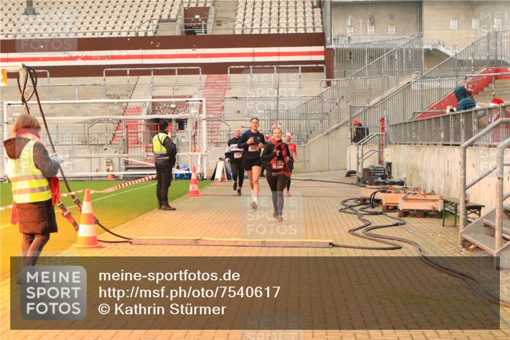 08.12.2024 - St. Pauli X-Mass-Run No. 14 Kathrin Stürmer Photography http://msf.ph/oto/7540617 08.12.2024 10:58:44 Ziel  meine-sportfotos.de