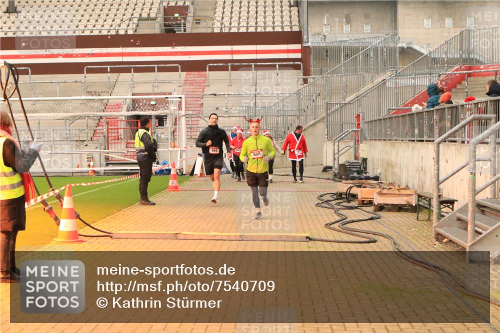 08.12.2024 - St. Pauli X-Mass-Run No. 14 Kathrin Stürmer Photography http://msf.ph/oto/7540709 08.12.2024 10:59:23 Ziel  meine-sportfotos.de