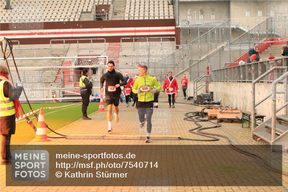 08.12.2024 - St. Pauli X-Mass-Run No. 14 Kathrin Stürmer Photography http://msf.ph/oto/7540714 08.12.2024 10:59:24 Ziel  meine-sportfotos.de