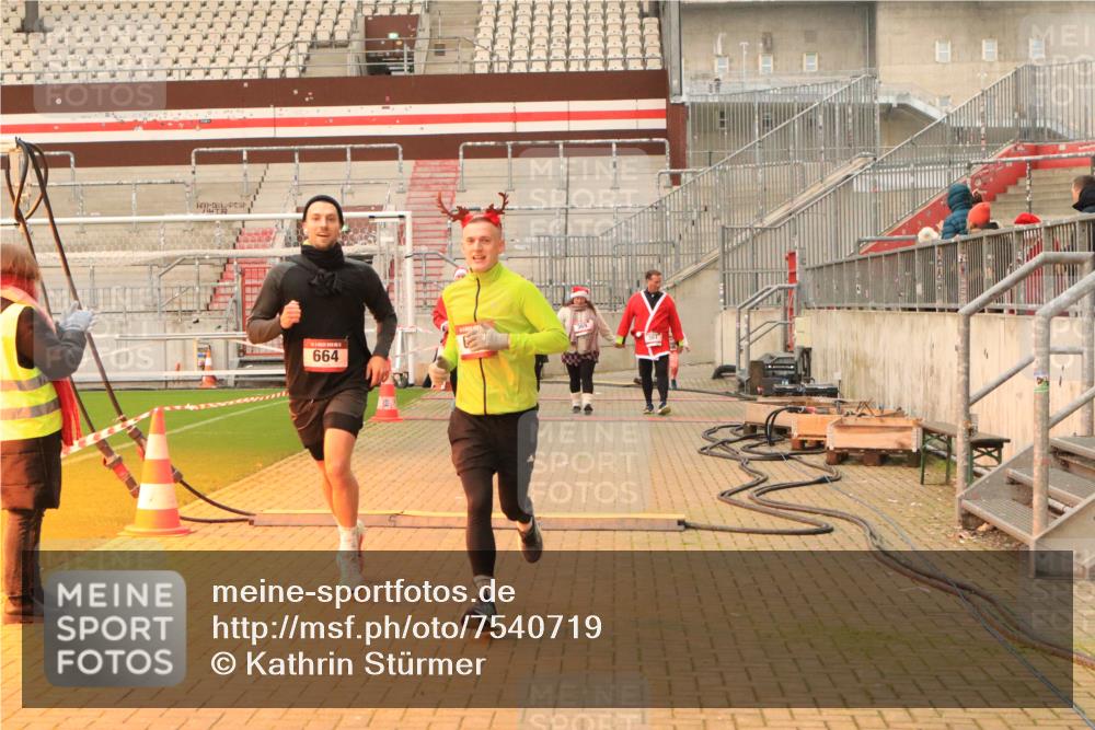 08.12.2024 - St. Pauli X-Mass-Run No. 14 Kathrin Stürmer Photography http://msf.ph/oto/7540719 08.12.2024 10:59:25 Ziel  meine-sportfotos.de
