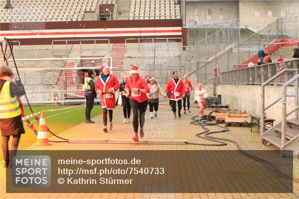 08.12.2024 - St. Pauli X-Mass-Run No. 14 Kathrin Stürmer Photography http://msf.ph/oto/7540733 08.12.2024 10:59:28 Ziel  meine-sportfotos.de