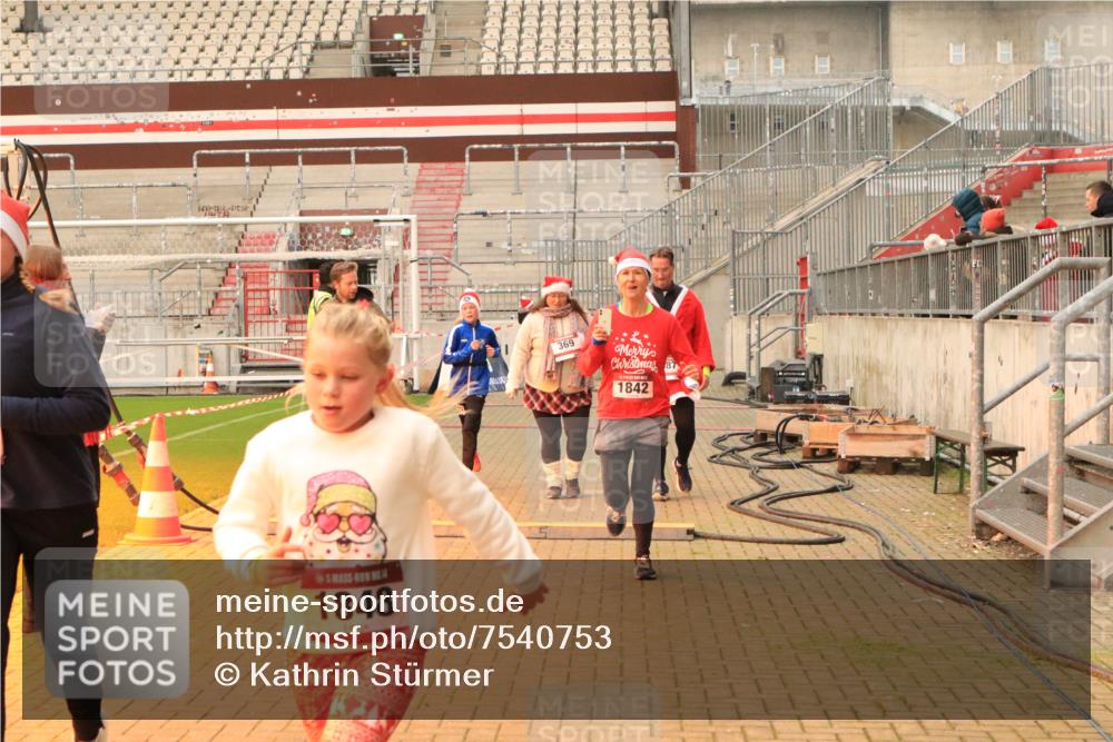 08.12.2024 - St. Pauli X-Mass-Run No. 14 Kathrin Stürmer Photography http://msf.ph/oto/7540753 08.12.2024 10:59:32 Ziel  meine-sportfotos.de