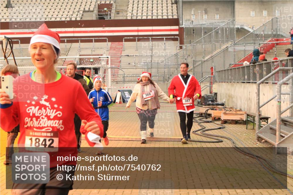 08.12.2024 - St. Pauli X-Mass-Run No. 14 Kathrin Stürmer Photography http://msf.ph/oto/7540762 08.12.2024 10:59:34 Ziel  meine-sportfotos.de