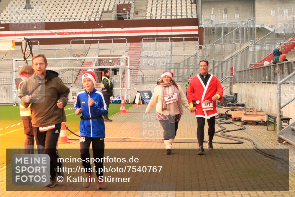 08.12.2024 - St. Pauli X-Mass-Run No. 14 Kathrin Stürmer Photography http://msf.ph/oto/7540767 08.12.2024 10:59:35 Ziel  meine-sportfotos.de