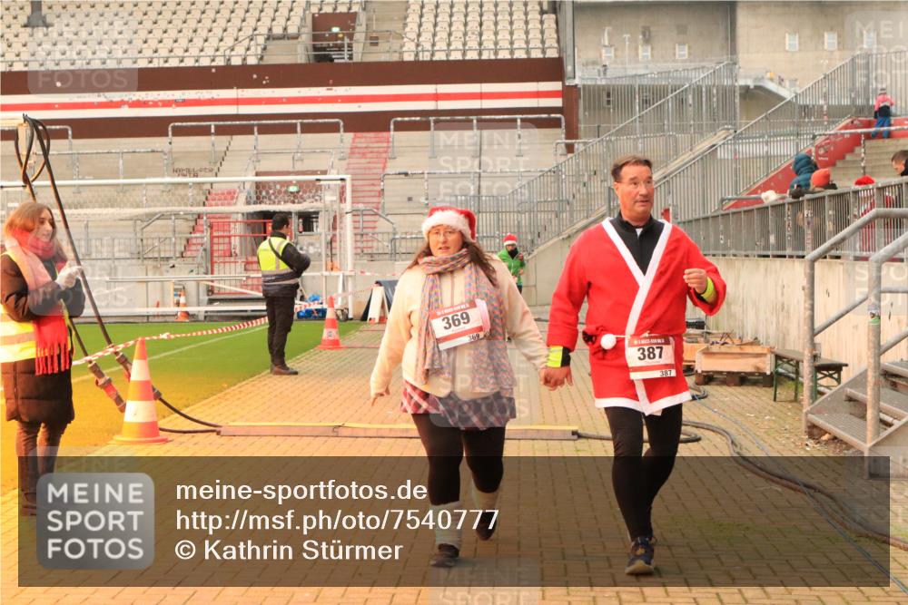 08.12.2024 - St. Pauli X-Mass-Run No. 14 Kathrin Stürmer Photography http://msf.ph/oto/7540777 08.12.2024 10:59:37 Ziel  meine-sportfotos.de