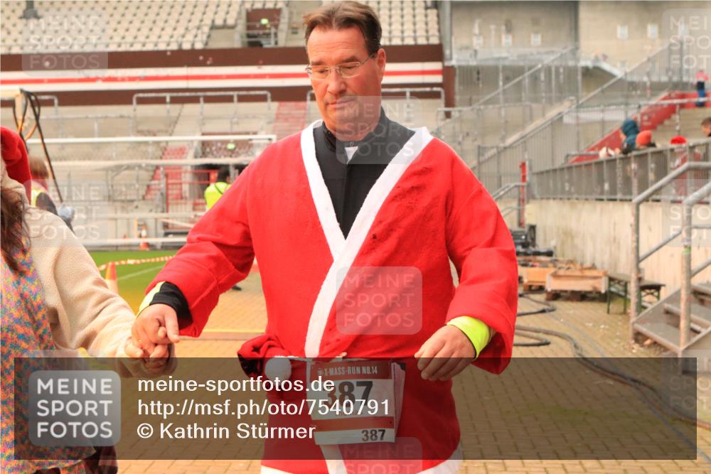 08.12.2024 - St. Pauli X-Mass-Run No. 14 Kathrin Stürmer Photography http://msf.ph/oto/7540791 08.12.2024 10:59:40 Ziel  meine-sportfotos.de