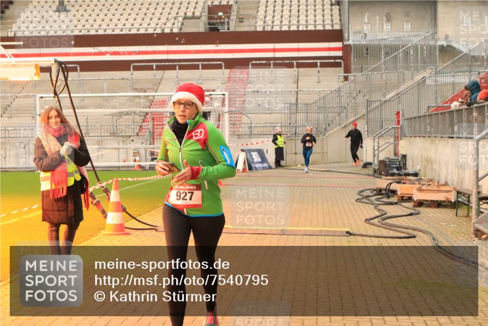 08.12.2024 - St. Pauli X-Mass-Run No. 14 Kathrin Stürmer Photography http://msf.ph/oto/7540795 08.12.2024 10:59:43 Ziel  meine-sportfotos.de