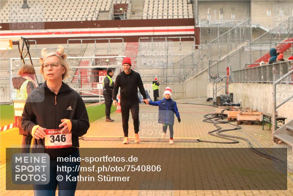 08.12.2024 - St. Pauli X-Mass-Run No. 14 Kathrin Stürmer Photography http://msf.ph/oto/7540806 08.12.2024 10:59:53 Ziel  meine-sportfotos.de