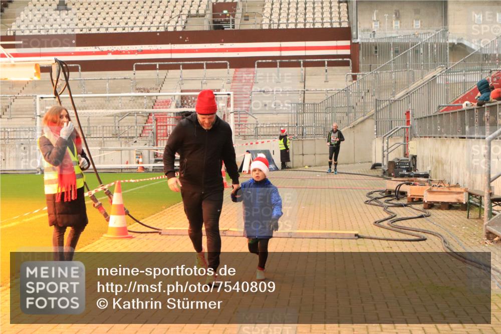 08.12.2024 - St. Pauli X-Mass-Run No. 14 Kathrin Stürmer Photography http://msf.ph/oto/7540809 08.12.2024 10:59:55 Ziel  meine-sportfotos.de