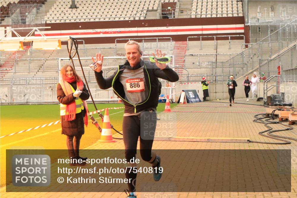 08.12.2024 - St. Pauli X-Mass-Run No. 14 Kathrin Stürmer Photography http://msf.ph/oto/7540819 08.12.2024 11:00:02 Ziel  meine-sportfotos.de