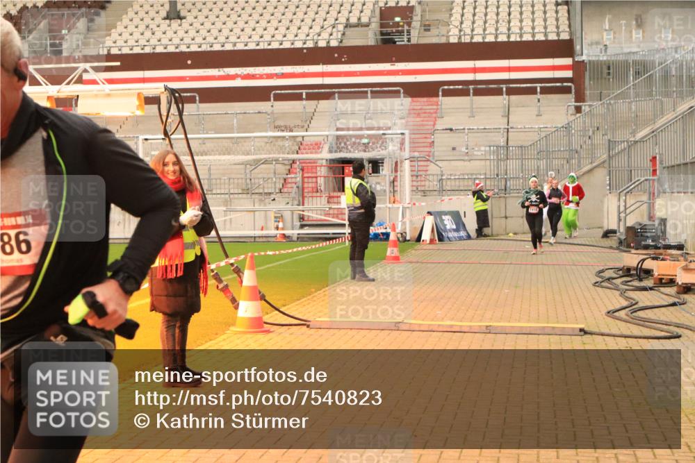 08.12.2024 - St. Pauli X-Mass-Run No. 14 Kathrin Stürmer Photography http://msf.ph/oto/7540823 08.12.2024 11:00:03 Ziel  meine-sportfotos.de
