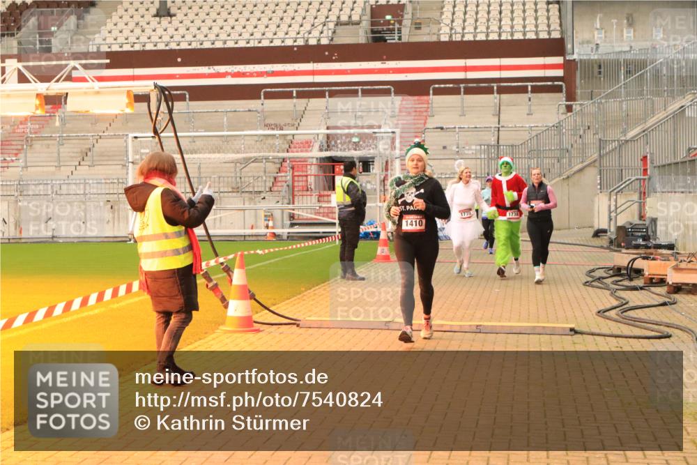 08.12.2024 - St. Pauli X-Mass-Run No. 14 Kathrin Stürmer Photography http://msf.ph/oto/7540824 08.12.2024 11:00:08 Ziel  meine-sportfotos.de