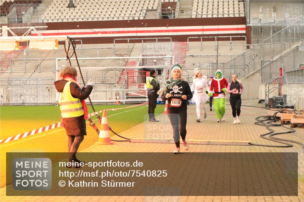 08.12.2024 - St. Pauli X-Mass-Run No. 14 Kathrin Stürmer Photography http://msf.ph/oto/7540825 08.12.2024 11:00:09 Ziel  meine-sportfotos.de