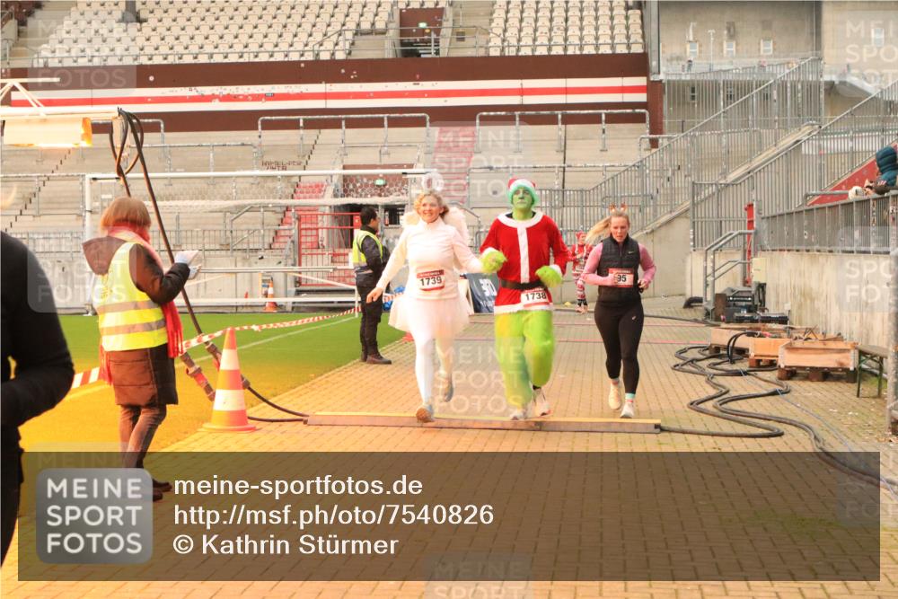 08.12.2024 - St. Pauli X-Mass-Run No. 14 Kathrin Stürmer Photography http://msf.ph/oto/7540826 08.12.2024 11:00:11 Ziel  meine-sportfotos.de