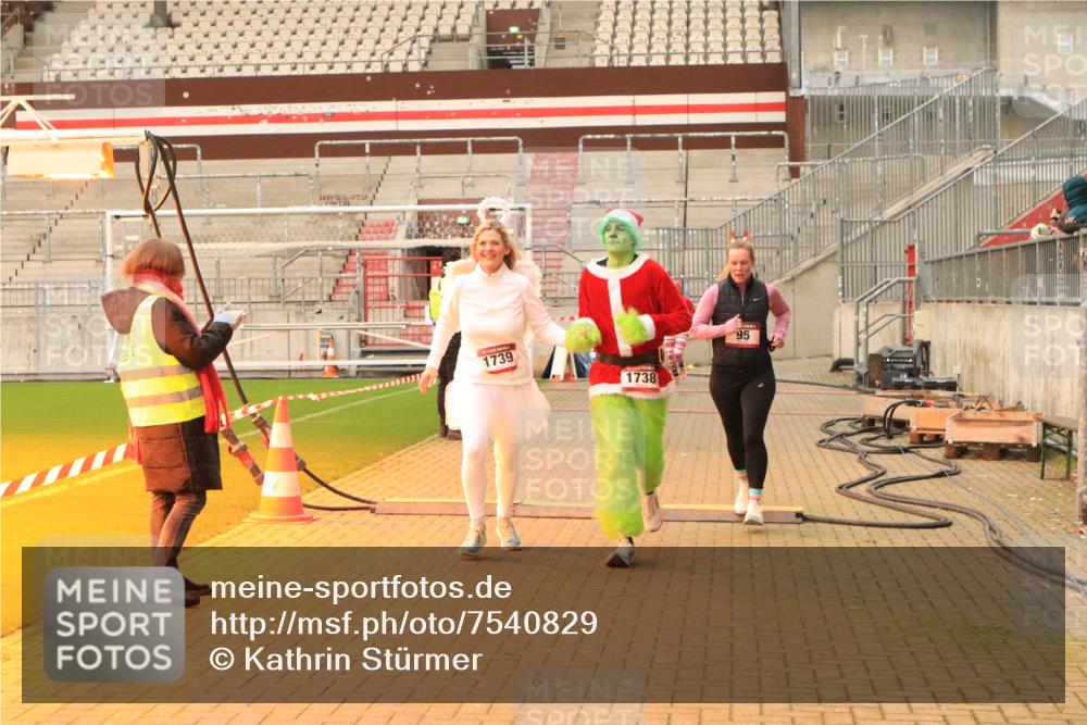 08.12.2024 - St. Pauli X-Mass-Run No. 14 Kathrin Stürmer Photography http://msf.ph/oto/7540829 08.12.2024 11:00:11 Ziel  meine-sportfotos.de
