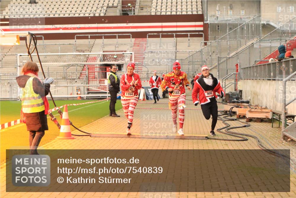 08.12.2024 - St. Pauli X-Mass-Run No. 14 Kathrin Stürmer Photography http://msf.ph/oto/7540839 08.12.2024 11:00:17 Ziel  meine-sportfotos.de